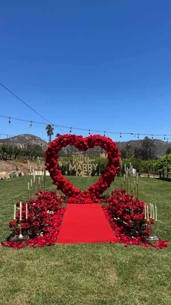 Picnic Memories Classic heart arch
